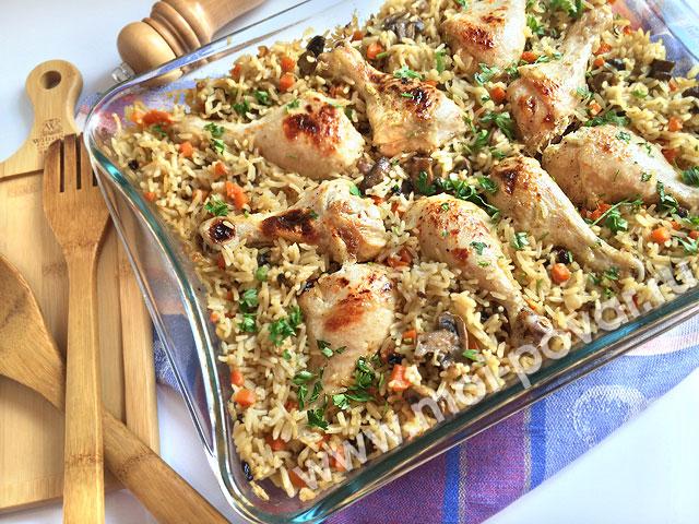 Печена пилетина са пиринчем као породични оброк